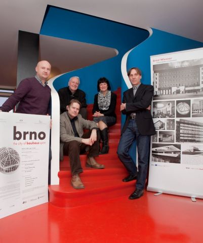 Autorský tým ve složení (zleva): Zdeněk Musil, Vladimír Šlapeta, Vlasta Loutocká, Miroslav Ambroz a (v popředí sedící) Petr Kroupa | Autor: Archiv VUT