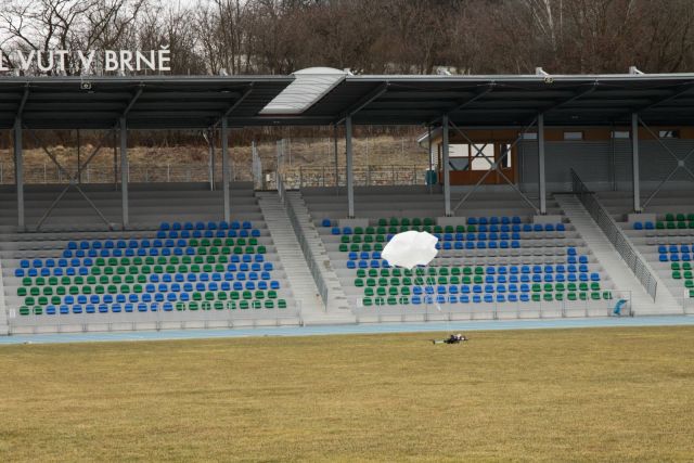 Testovací pád dronu v areálu Pod Palackého vrchem. Letoun šel k zemi rychlostí přesně 3,7 metrů za sekundu | Autor: Kateřina Tušarová