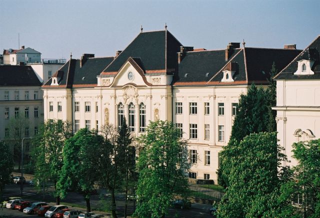 Zrekonstruovaná budova, ve které sídlí Fakulta stavební VUT (první fáze rekonstrukce) | Autor: Michaela Dvořáková