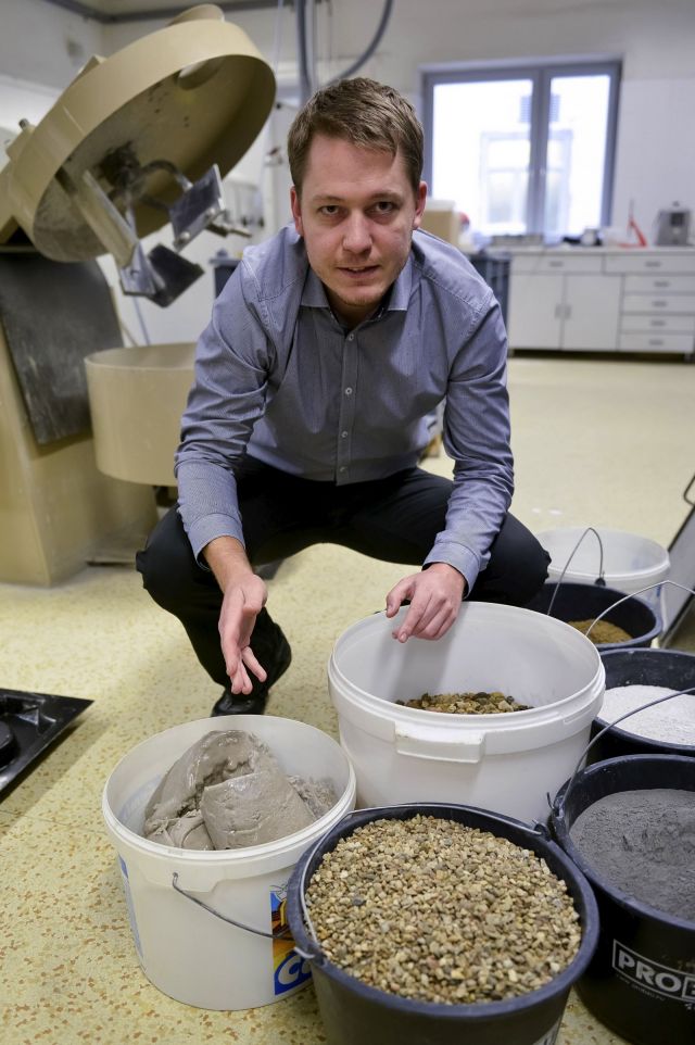 Lukáš Kalina v laboratoři Fakulty chemické | Autor: Igor Šefr