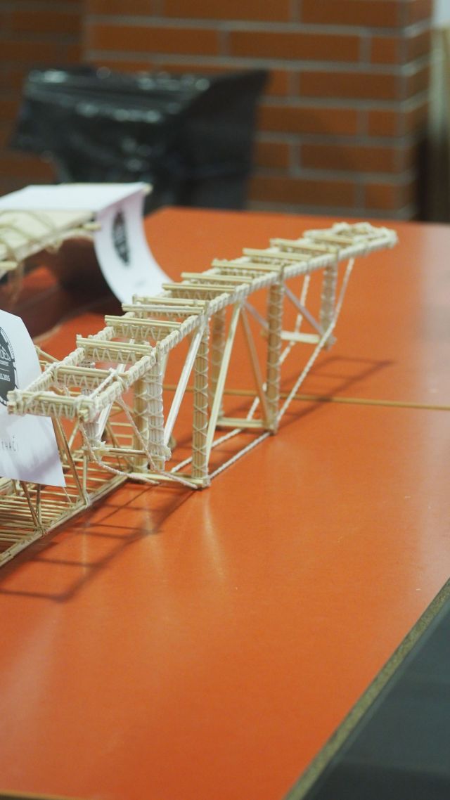 Porota hodnotila i originalitu mostu | Autor: zep