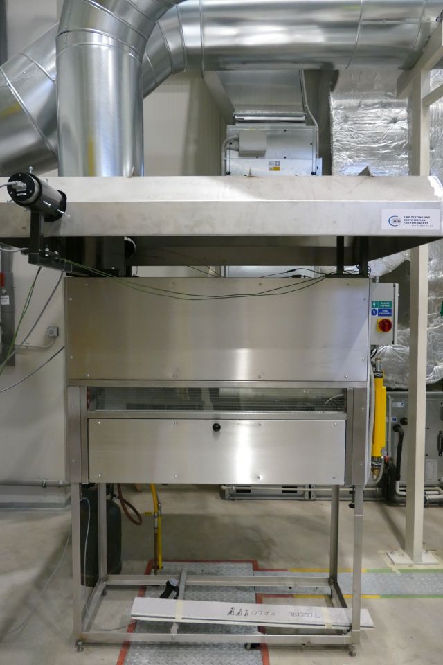 Zařízení pro testování reakce na oheň u podlahovin | Autor: archiv AdMaS