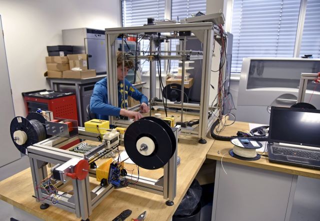 StrojLAB na FSI | Autor: Igor Šefr