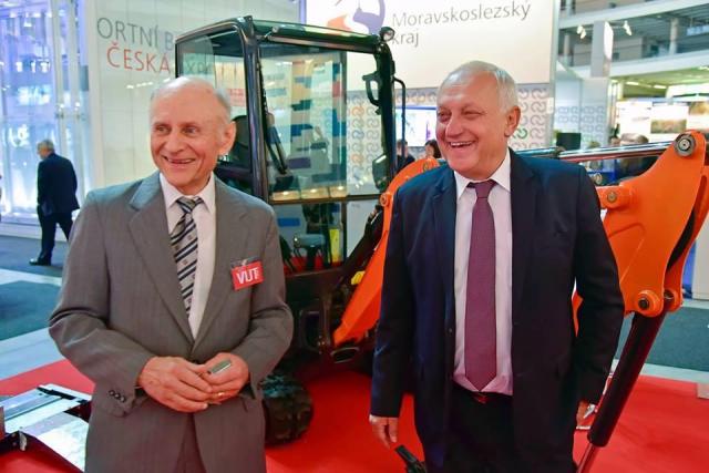Josef Nevrlý a rektor Petr Štěpánek před minibagrem | Autor: Igor Šefr