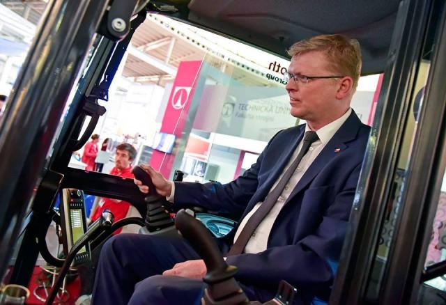 Místopředseda vlády Pavel Bělobrádek zkouší nový minibagr | Autor: Igor Šefr