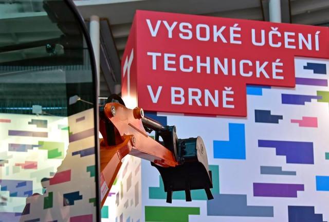 Minibagr se stal letos největším exponátem na stánku VUT | Autor: Igor Šefr