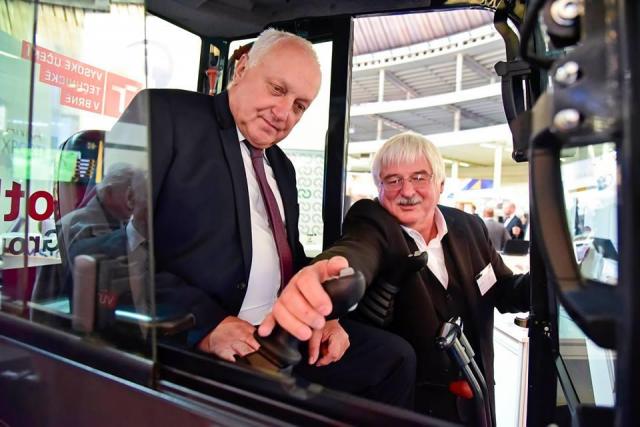 Rektor Petr Štěpánek v kabině minibagru na bateriový pohon | Autor: Igor Šefr