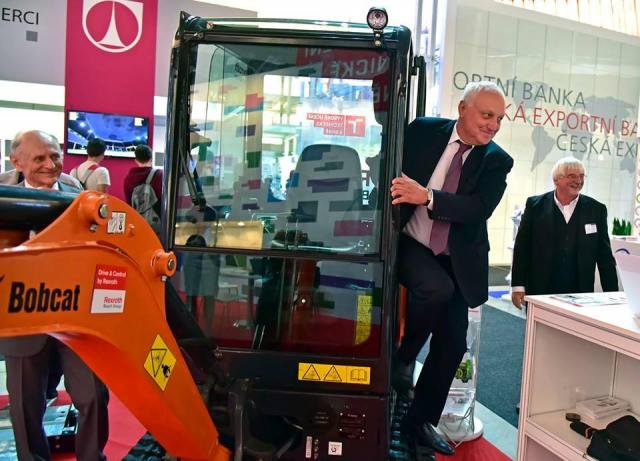 Rektor VUT Petr Štěpánek zkouší letošní největší exponát na MSV | Autor: Igor Šefr