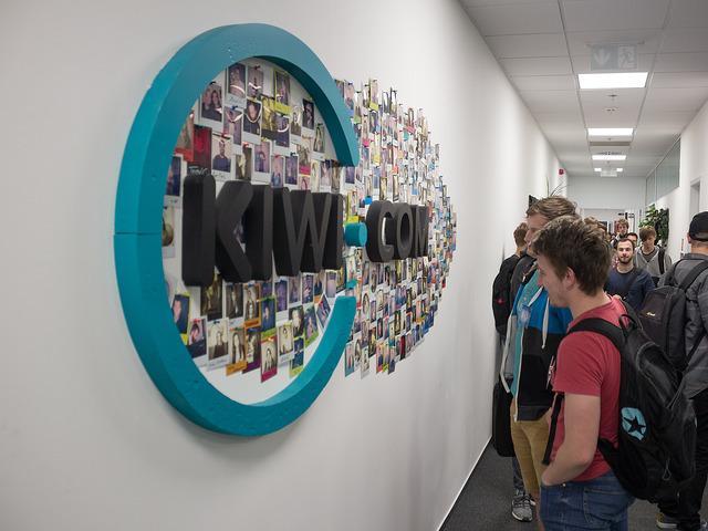 Studenti během prohlídky prostor společnosti Kiwi.com | Autor: Michal Drozd