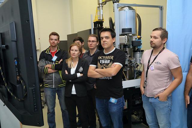 Studenti si v laboratořích firmy Thermo Fisher Scientific prohlédli elektronové mikroskopy | Autor: Jan Strava