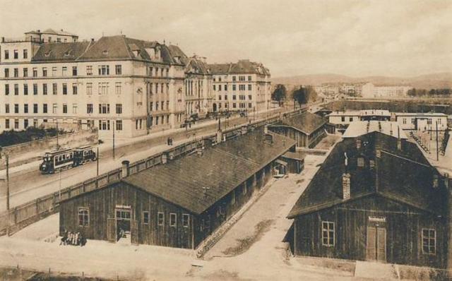 Baráky červeného kříže před budovou české techniky v Brně (1918) | Autor: Archiv VUT