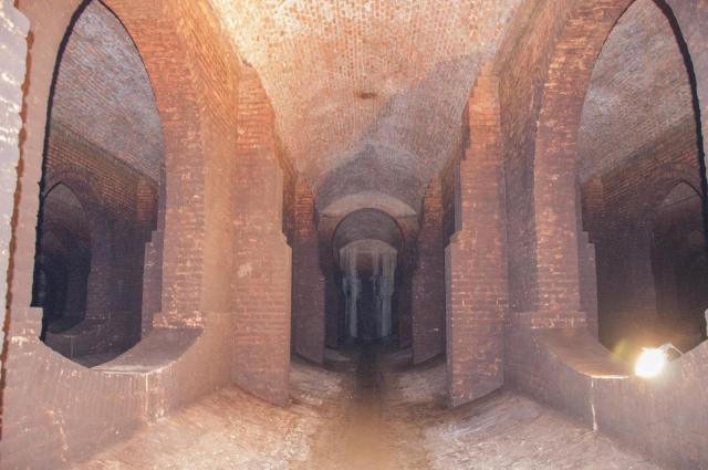 Má rozměry 45x45 m a hloubku 6 m | Autor: Filip Gladiš