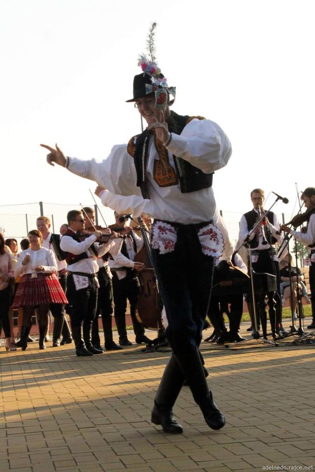 Stárek Jan Andrýsek tančí verbuňk | Autor: Adéla Nedorostková