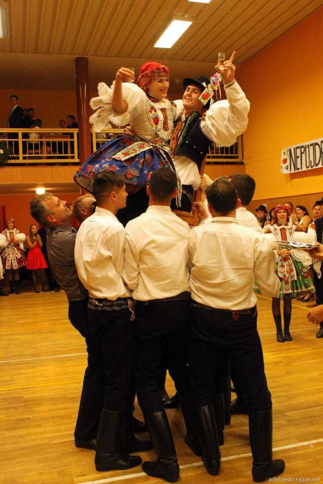 Tradice zvedání stárkovského páru na židli s přípitkem | Autor: Adéla Nedorostková