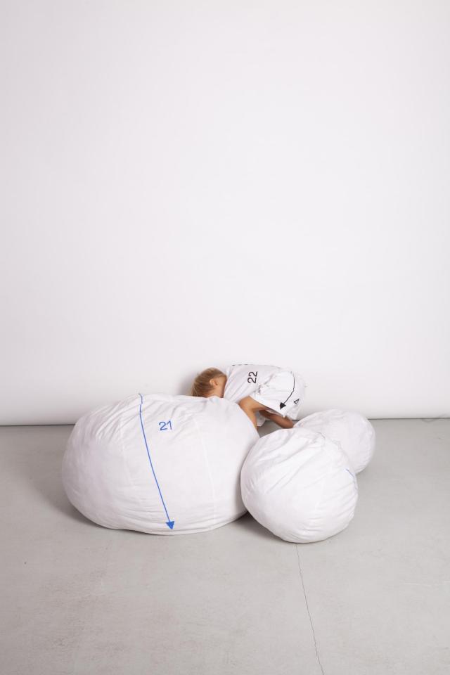 Oděvy jsou z bílého recyklovaného plátna a je na nich sítotiskem vyznačen krejčovský jazyk | Autor: Barbora Cicoňová