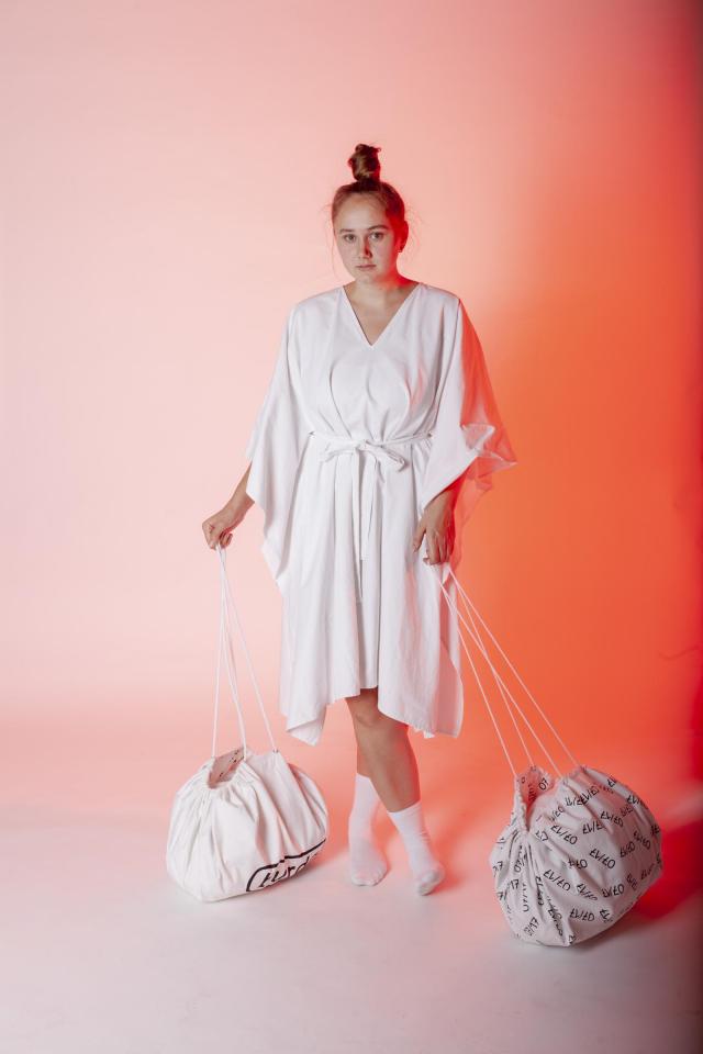 Oděvy jsou z bílého recyklovaného plátna a je na nich sítotiskem vyznačen krejčovský jazyk | Autor: Barbora Cicoňová