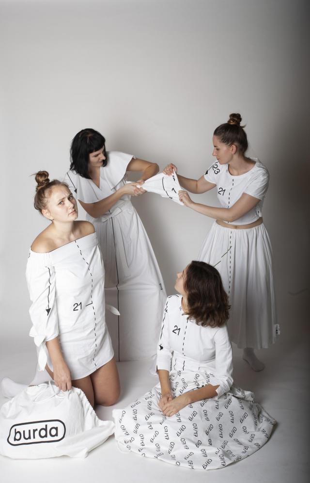 Oděvy jsou z bílého recyklovaného plátna a je na nich sítotiskem vyznačen krejčovský jazyk | Autor: Barbora Cicoňová