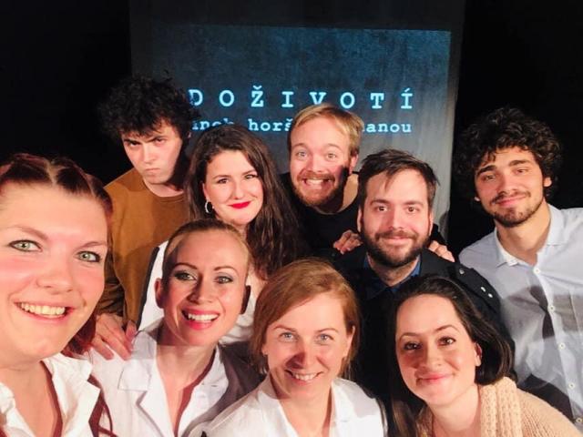 Herci ze skupiny Hands Free včetně tlumočnice Radky Kulichové (druhá zprava dole)  | Autor: Daniela Vacková