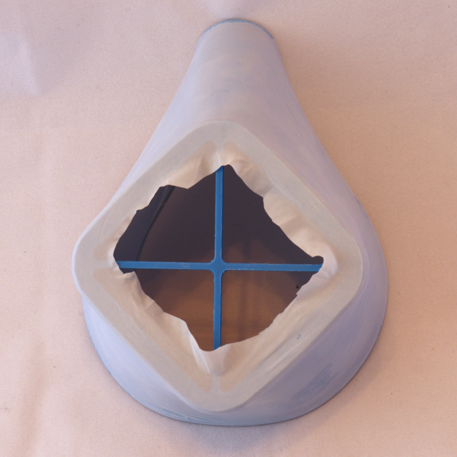 Tělo masky opatřené těsnícím prvkem (pohled ze strany filtru)