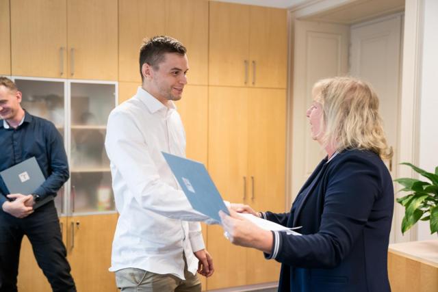The Vice-Rector of the BUT Iveta Šimberová welcomed the winning team and presents the award to its member Libor Kudela | Autor: Jan Prokopius