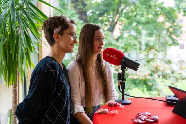 Letní škola IT pro holky, účastnice v rozhovoru pro rádio | Autor: Václav Koníček