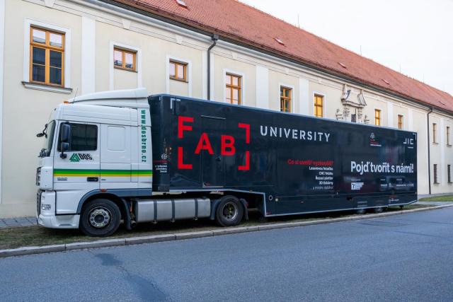 Kamion s digitální dílnou FabLab před Fakultou informačních technologií byl také součástí Noci vědců | Autor: Václav Koníček