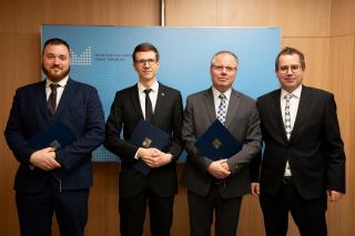 Oceněný výzkumný tým FEKT (zleva): Radek Fujdiak, Willi Lazarov, Jiří Mišurec a Petr Číka | Autor: Nikola Číková