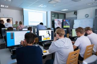 Studenti Gymnázia Matyáše Lercha při testování Kybernetické arény | Autor: Nikola Číková