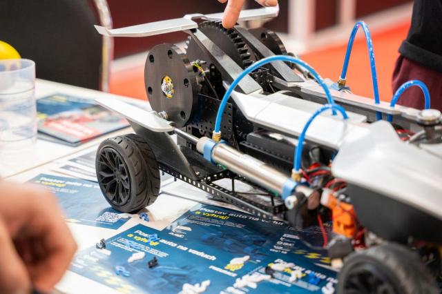 Fakulta strojního inženýrství VUT představí na Gaudeamus Praha dálkově ovládaný model auta na stlačený vzduch, takzvaný pneuracer | Autor: Václav Koníček