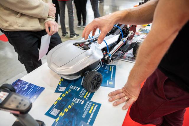 Fakulta strojního inženýrství VUT představí na Gaudeamus Praha dálkově ovládaný model auta na stlačený vzduch, takzvaný pneuracer | Autor: Václav Koníček