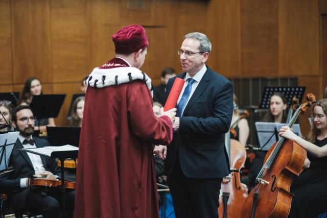 Rektor MU Martin Bareš předal Ladislavu Janíčkovi zlatou medaili za jeho přínos pro rozvoj Masarykovy univerzity | Autor: Martin Indruch