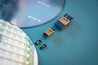 Různé druhy čipů navržené na Ústavu mikroelektroniky na FEKT VUT a vyrobené v rámci projektu Europractice v Belgii ve společnosti IMEC | Autor: Jakub Rozboud