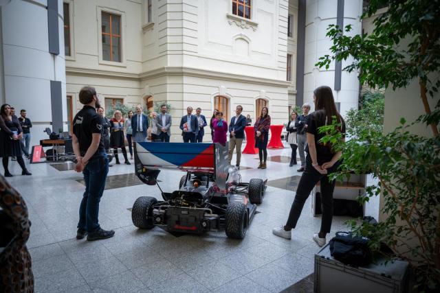 Prezentace výsledků tvůrčí činnosti studentů VUT – formule týmu TU Brno Racing | Autor: Václav Koníček