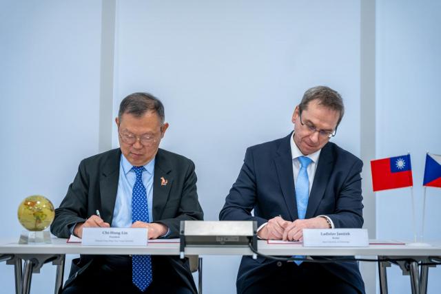 Prezident NYCU Chi-Hung Lin a rektor VUT Ladislav Janíček při podpisu memoranda | Autor: Václav Koníček