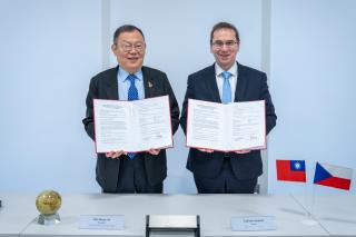 President of NYCU Chi-Hung Lin and Rector of BUT Ladislav Janíček after signing a memorandum on cooperation in the fields of education, research and mobility of students and teachers | Author: Václav Koníček