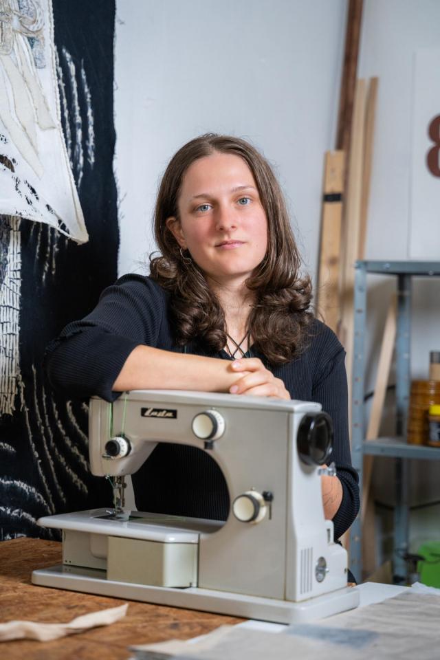 Autorka specifické textilní tvorby Judita Levitnerová čerpá inspiraci v kutilství | Autor: Václav Koníček
