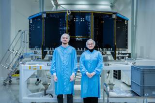 Michael a Bára v čistých prostorech před 2tunovým „flight“ modelem vesmírného satelitu PLATO | Autor: Václav Koníček