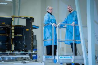Bára and Michael in the clean rooms of Technology Park Brno next to the construction of the PLATO space satellite | Author: Václav Koníček