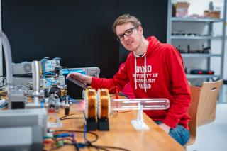 Karel Juřík pracuje na vytvoření nízkotlakého zdroje plazmatu pro pohon satelitů | Autor: Jakub Rozboud
