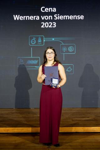 Veronika Kamenská z FEKT, obdržela cenu za překonání překážek při studiu. | Autor: Ceny Siemens