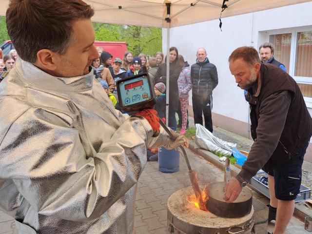 Odlévání nového zvonu | Autor: archiv obce Ořechov