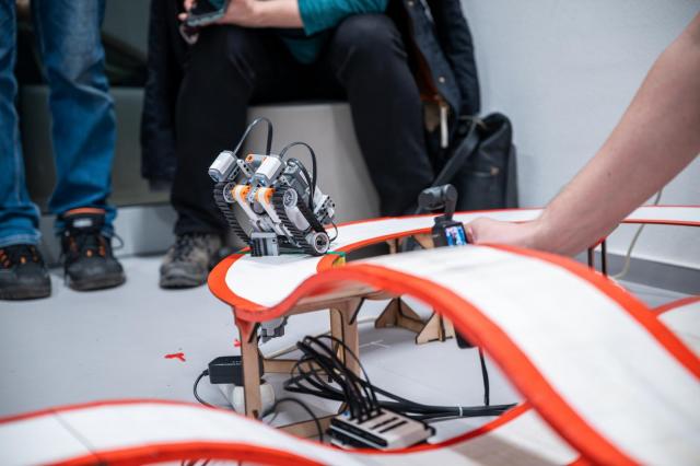 Soutěž středoškolských týmů Roboti@FSI. | Autor: Václav Široký