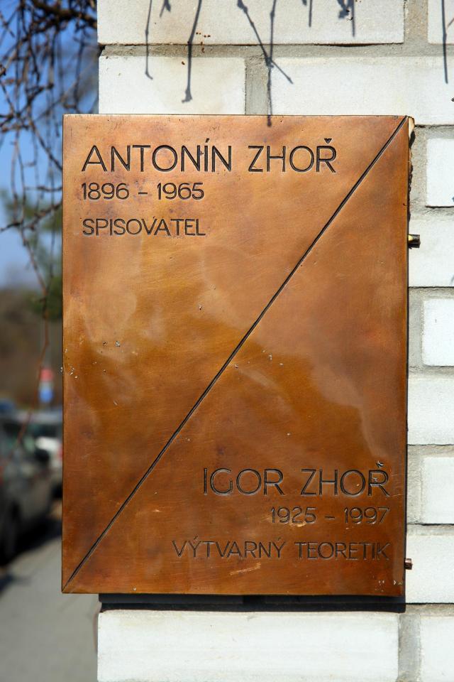 Happeningové odhalení pamětní desky Antonínu a Igoru Zhořovým. | Autor: Jiří Salik Sláma