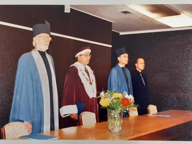 Igor Zhoř (první zleva) na promocích FaVU VUT v roce 1997. | Autor: Archiv Radka Horáčka
