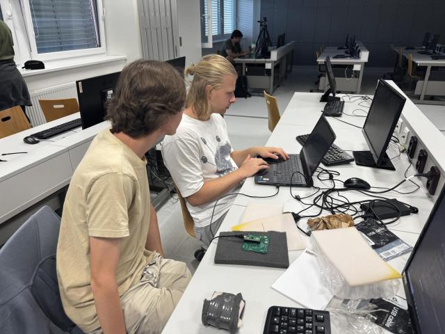Workshop radioelektroniky 2025: Mise s dopadem. | Autor: Šimon Sloboda