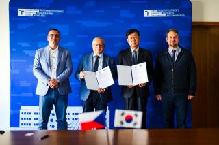 FEKT navázala spolupráci s jihokorejskou Woosuk University. Zleva: proděkan Jaroslav Koton, děkan Vladimír Aubrecht, viceprezident Woosuk University - Hongki Lee a Michal Dvořáček, manažer zahraniční spolupráce Strojírenský zkušební ústav. | Autor: Jakub Brandejs