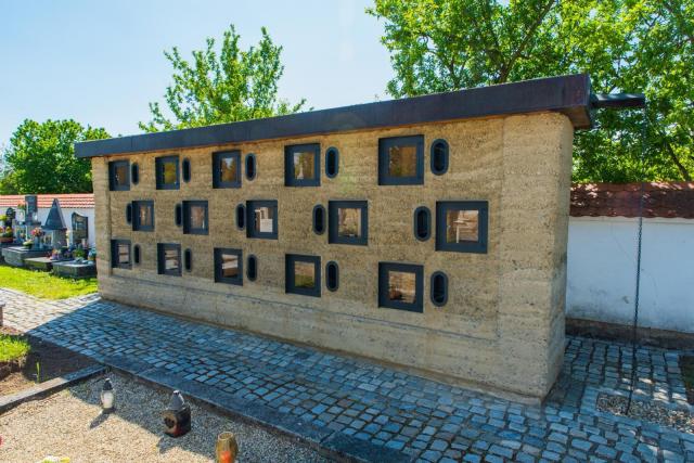 Kolumbárium z dusané hlíny architektů z FA VUT uspělo v soutěži Vesnice roku. | Author: Tomáš Berka