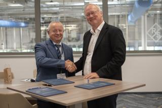Děkan FEKT VUT Vladimír Aubrecht a jednatel společnosti Rohde & Schwarz Ingo Herzogem. | Autor: Archiv Rohde & Schwarz