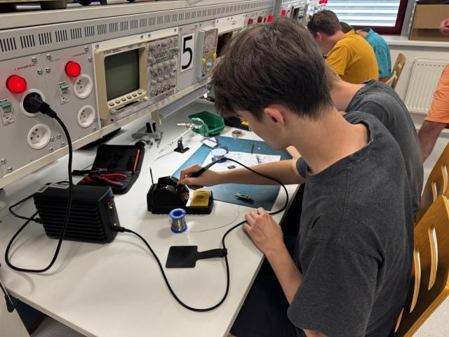  Workshop radioelektroniky na FEKT. | Autor: Šimon Sloboda