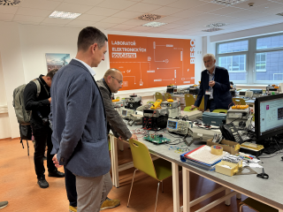 The ceremonial launch of the study program also included a tour of the laboratories. | Author: Tereza Walsbergerová